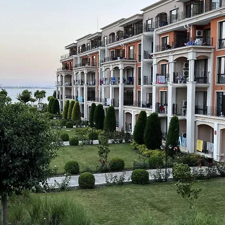 болгария первая линия 4 звезды со своим аквапарком бассейнами стоянкой Premier Apartment Sweti Wlas