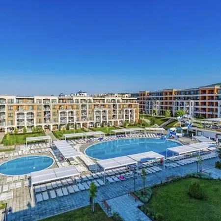 болгария первая линия 4 звезды со своим аквапарком бассейнами стоянкой Premier Apartman Szveti Vlasz